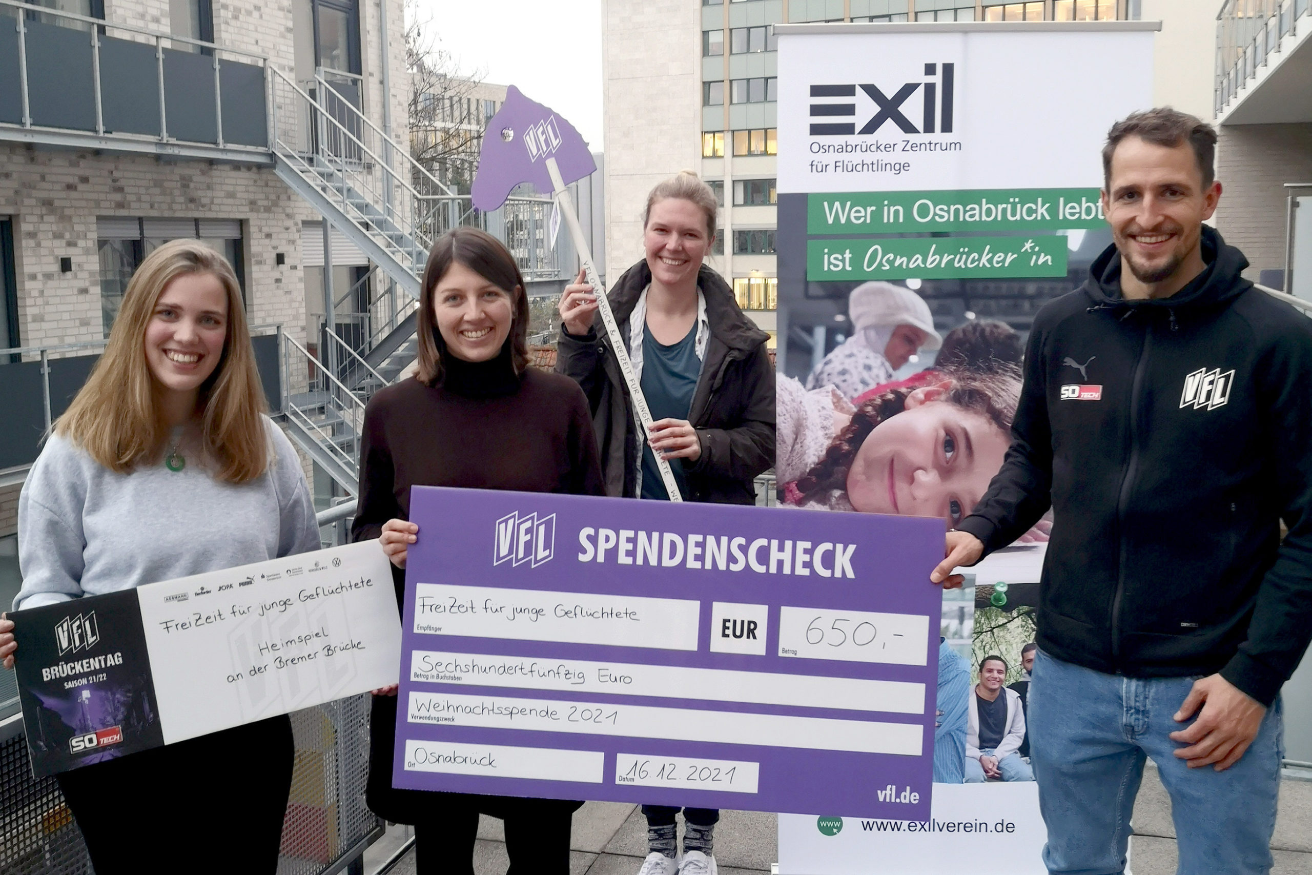 VfL Osnabrück-Profi Ulrich Taffertshofer überreicht Spendenscheck an Exil-Projekt Freizeit für junge Geflüchtete