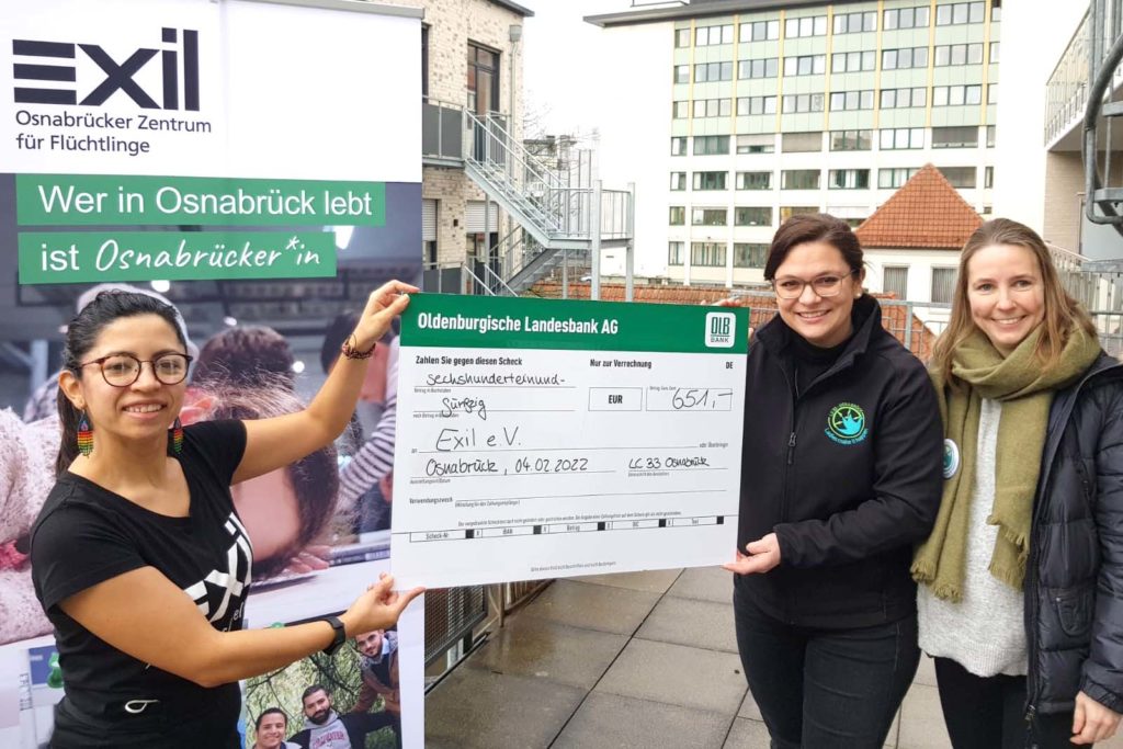 Ann-Katrin Ahlers und Vanessa vom Ladies' Circle 33 überreichen einen Spendenscheck in Höhe von 651 Euro an Exil-Vorsitzende Karen Vanesa De La Torre Sanchez